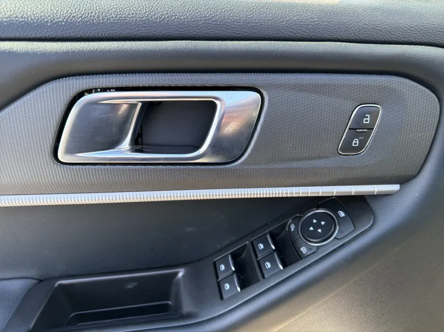 2025 Ford Explorer ST-Line | Photo 14 of 23