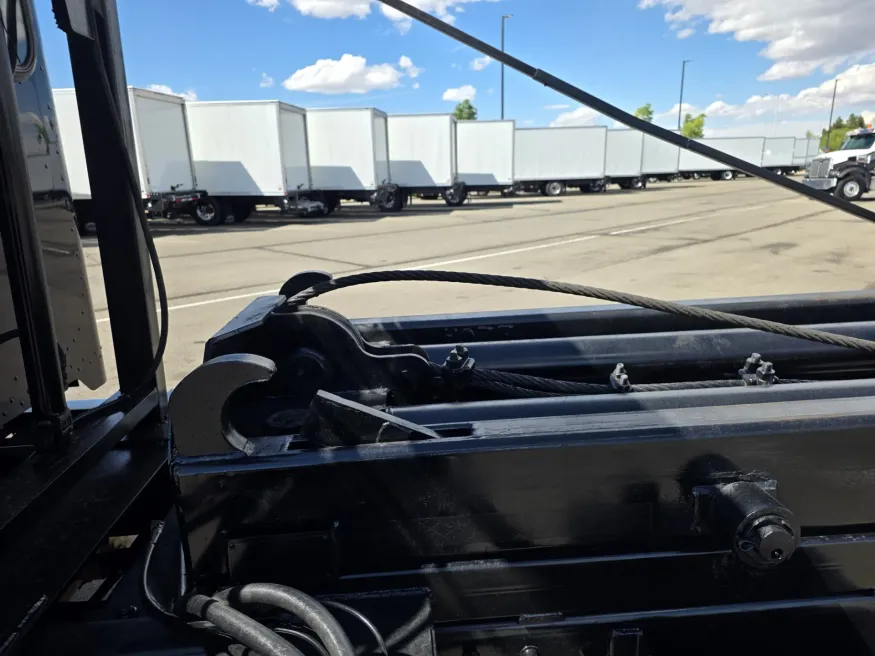 2022 Peterbilt 337 | Photo 11 of 23