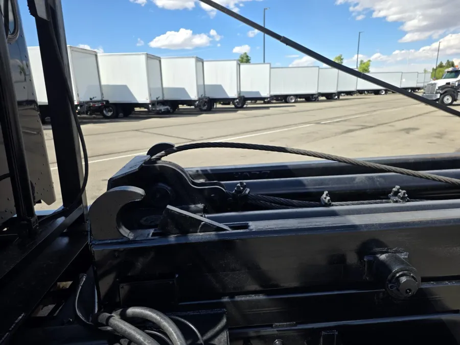 2022 Peterbilt 337 | Photo 11 of 23