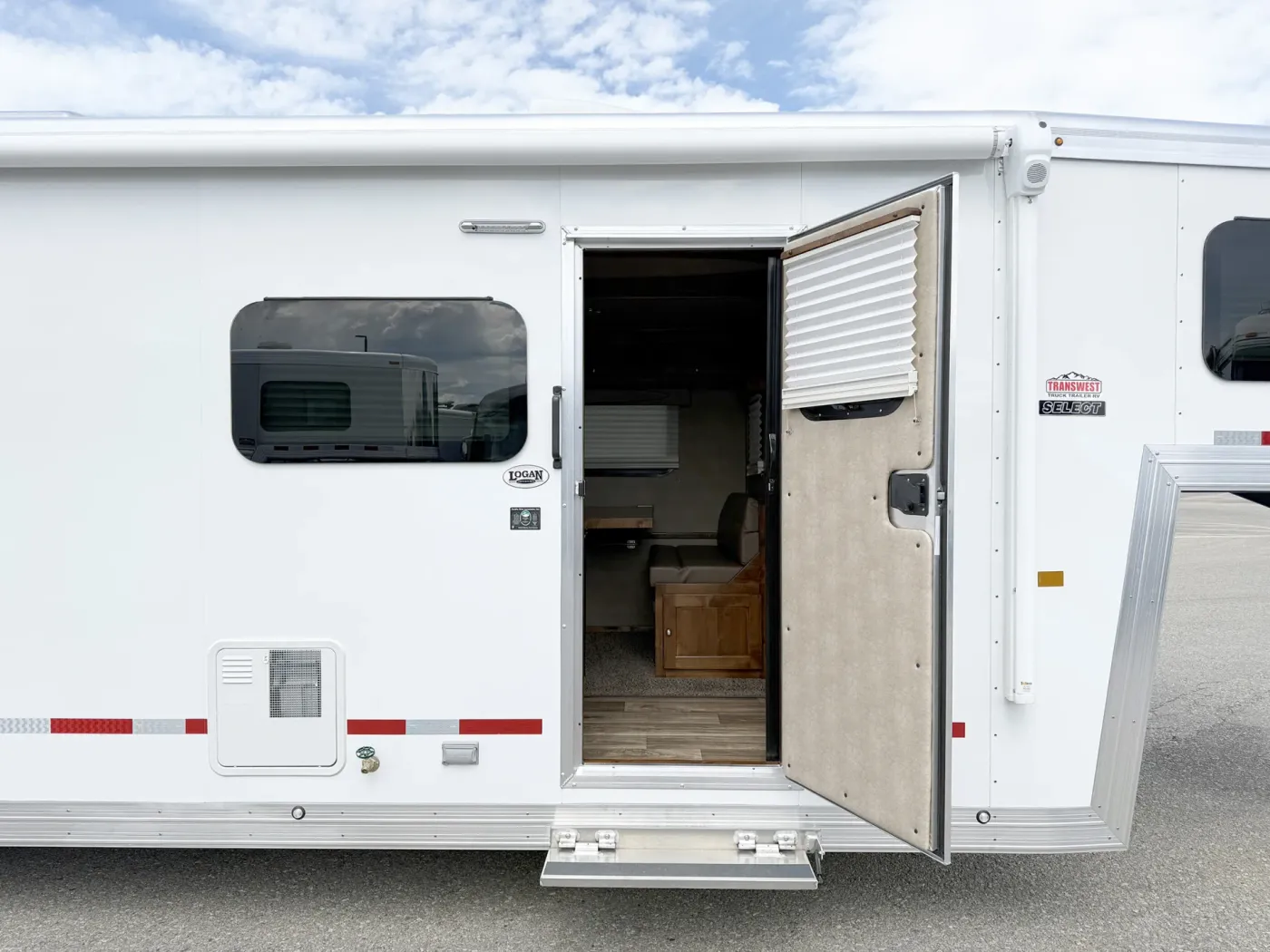 2025 Logan Coach Select 812 3HLQ | Photo 4 of 27