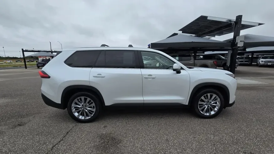 2024 Toyota Grand Highlander | Photo 4 of 33