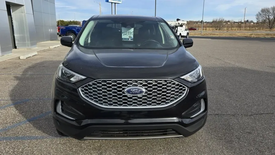 2023 Ford Edge | Photo 2 of 28