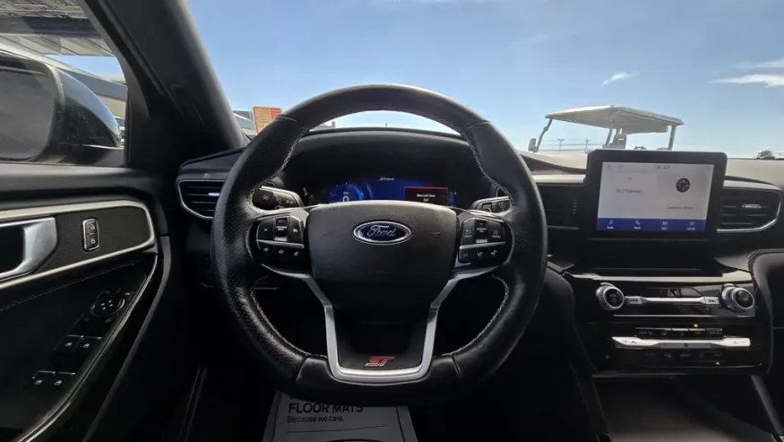 2022 Ford Explorer | Photo 16 of 31