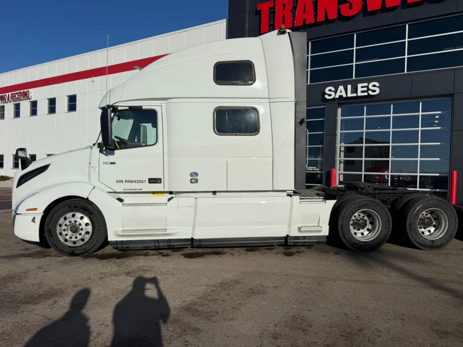 2024 Volvo VNL | Photo 2 of 18