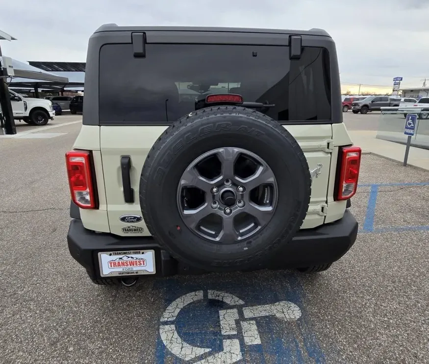 2025 Ford Bronco | Photo 7 of 29