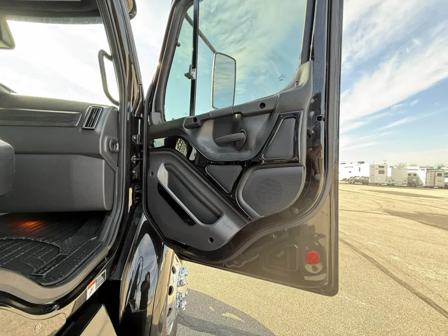 2024 Freightliner M2 112 Laredo | Photo 19 of 29