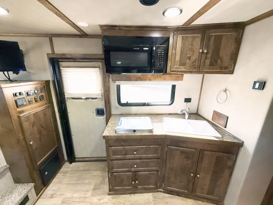 2021 Logan Coach Select 812 3HLQ | Photo 8 of 27