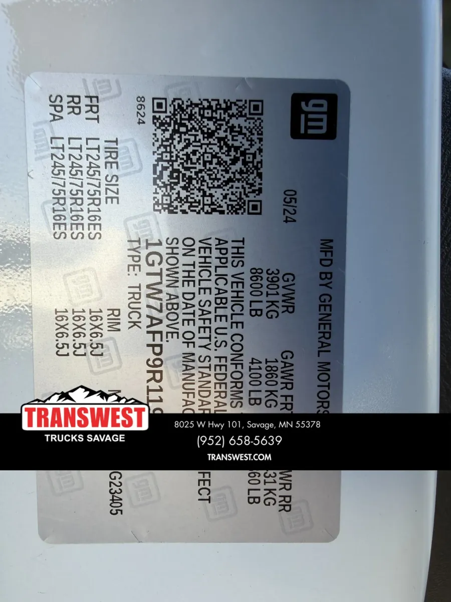 2024 GMC Savana | Photo 2 of 21