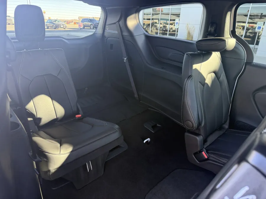 2026 Chrysler Pacifica Select | Photo 9 of 14