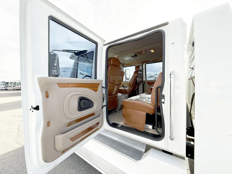 2006 International 4400 2L Hauler | Photo 8 of 19