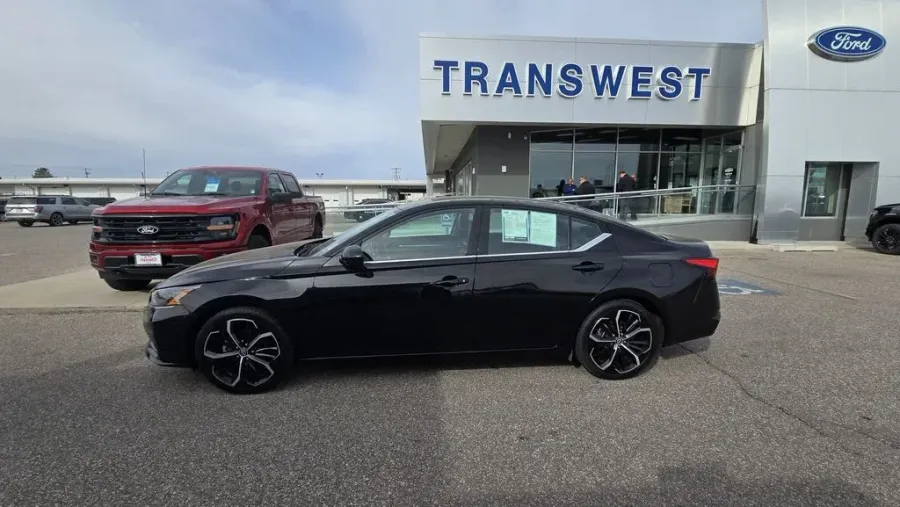 2024 Nissan Altima | Photo 1 of 27