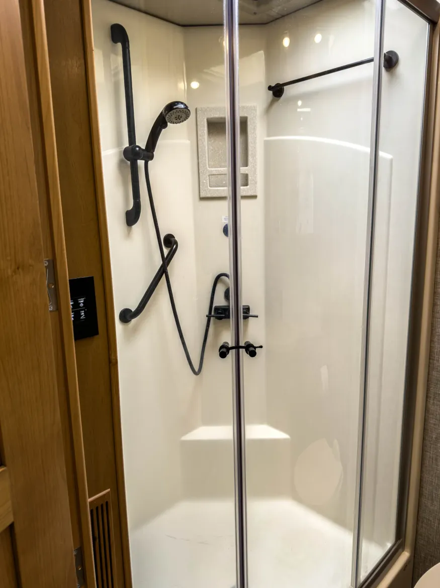 2023 Tiffin Allegro Red 33AA | Photo 20 of 25