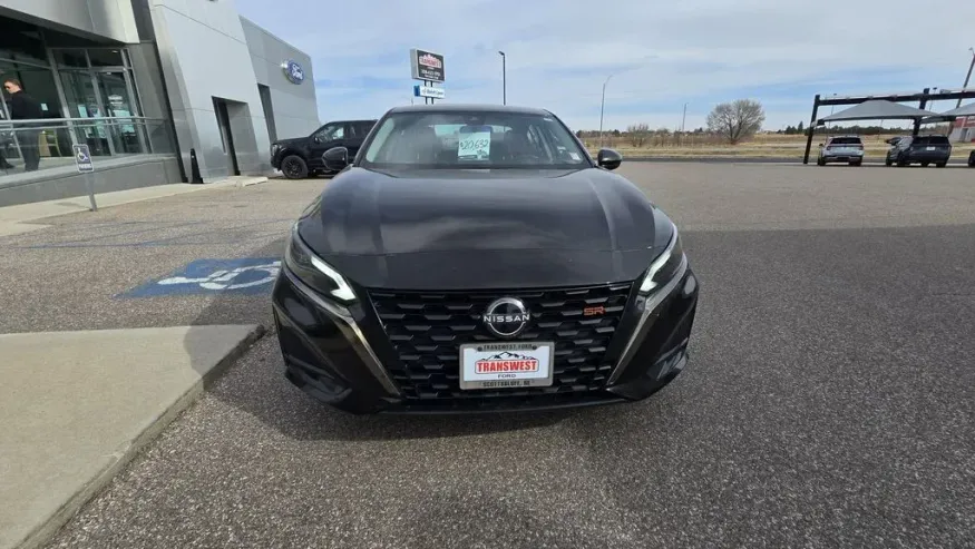 2024 Nissan Altima | Photo 2 of 27