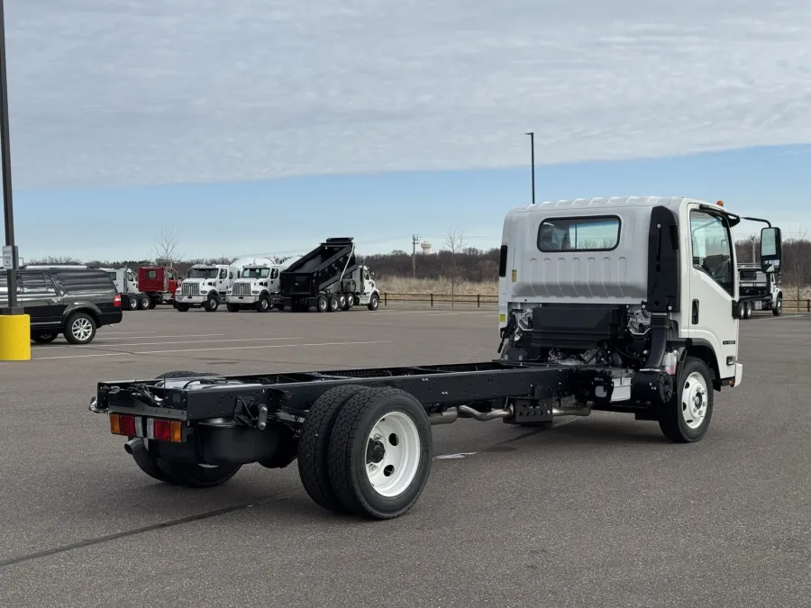 2025 Isuzu NRR | Photo 7 of 24