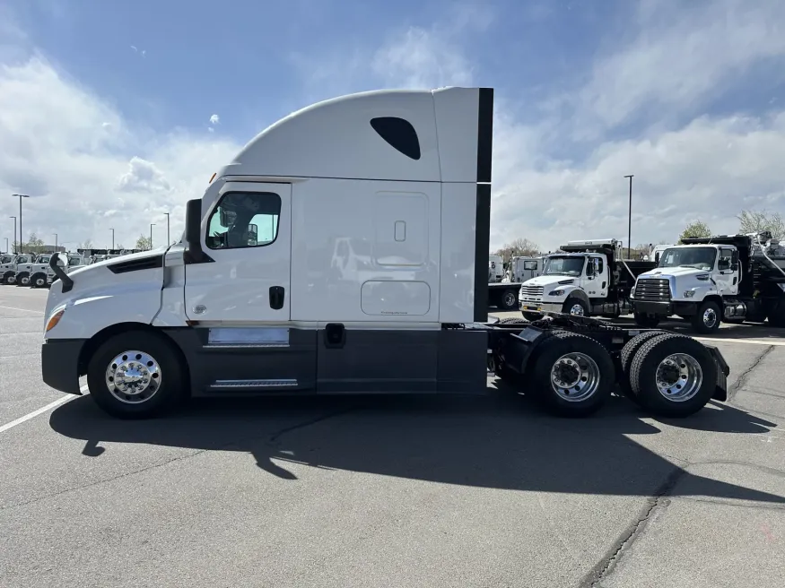 2022 Freightliner Cascadia 126 | Photo 8 of 21