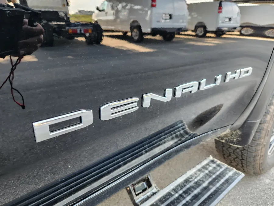 2025 GMC Sierra 2500HD Denali Ultimate | Photo 19 of 30