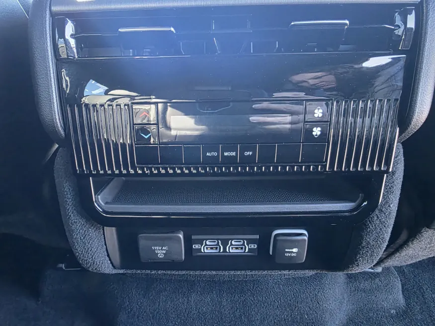 2025 Jeep Wagoneer L Base | Photo 22 of 34