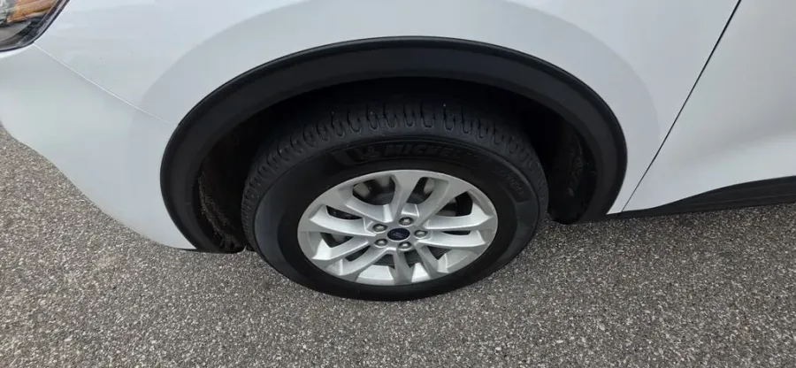 2022 Ford Escape | Photo 9 of 28