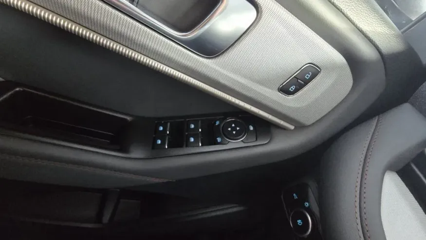 2026 Ford Explorer | Photo 13 of 31