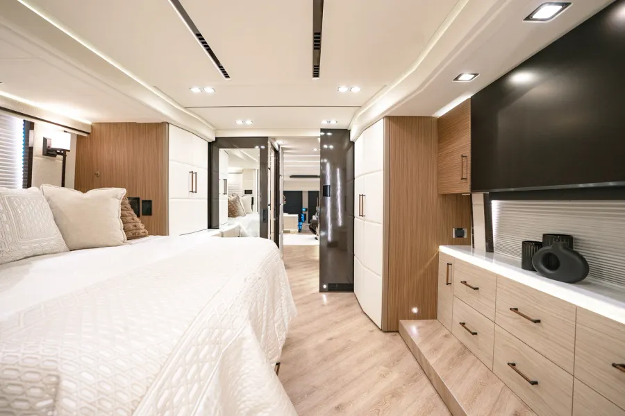 2026 Emerald Luxury Coaches Prevost H3-45 Triple Slide | Photo 17 of 23