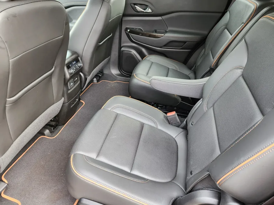 2023 GMC Acadia AT4 | Photo 10 of 27