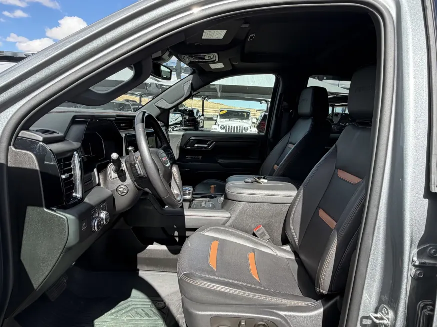 2023 GMC Sierra 1500 AT4 | Photo 16 of 21