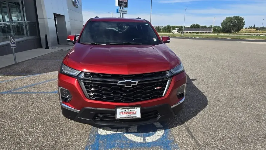 2023 Chevrolet Traverse | Photo 2 of 31