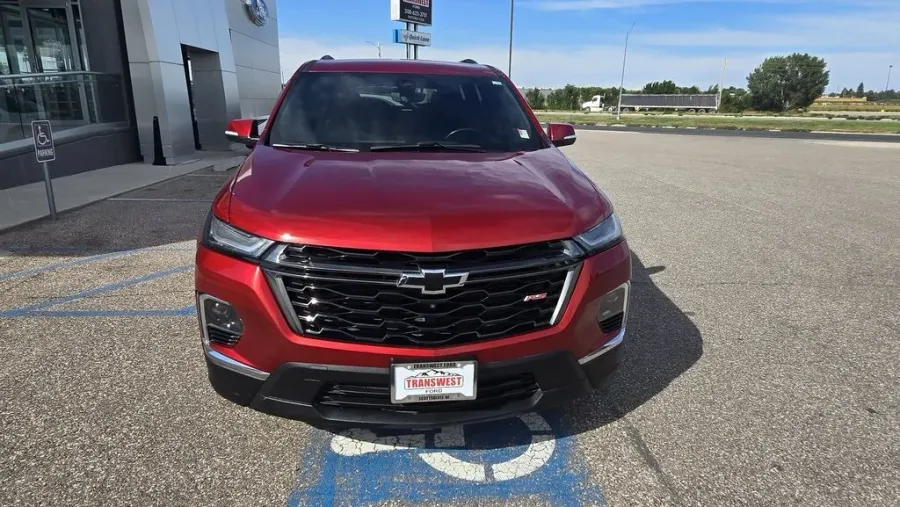 2023 Chevrolet Traverse | Photo 2 of 31
