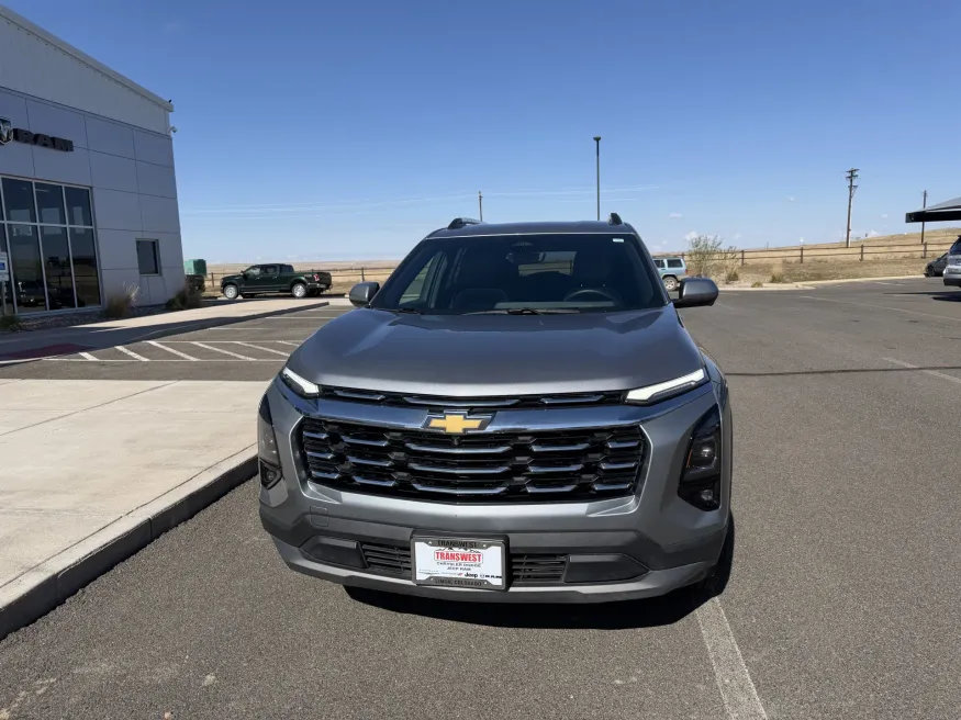 2025 Chevrolet Equinox AWD LT | Photo 2 of 22