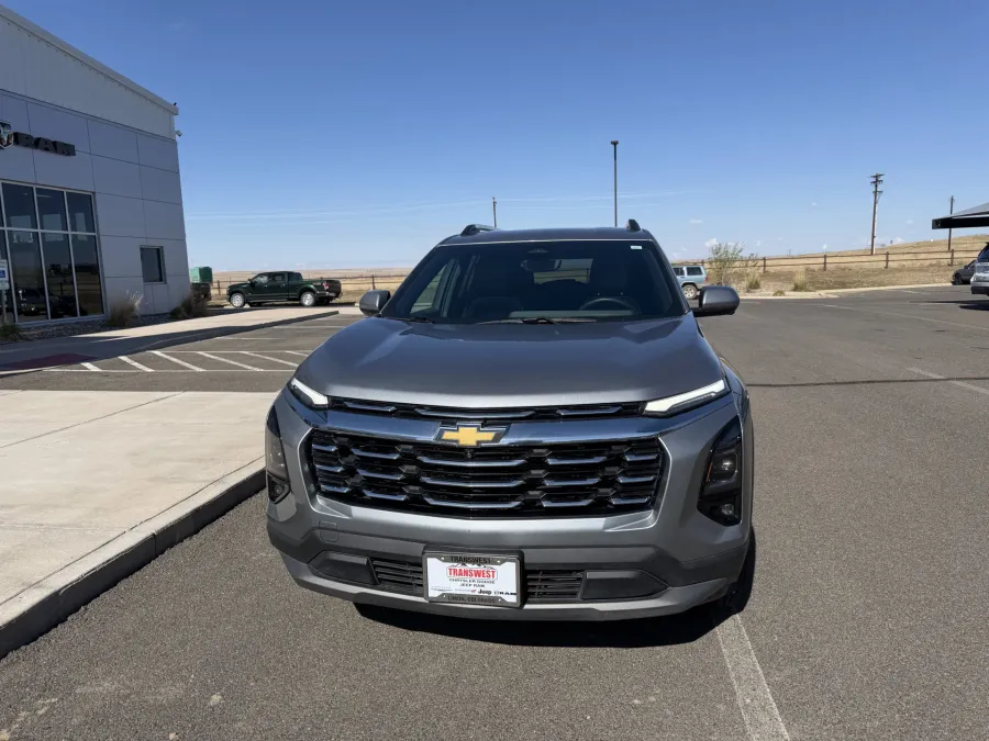 2025 Chevrolet Equinox AWD LT | Photo 2 of 22