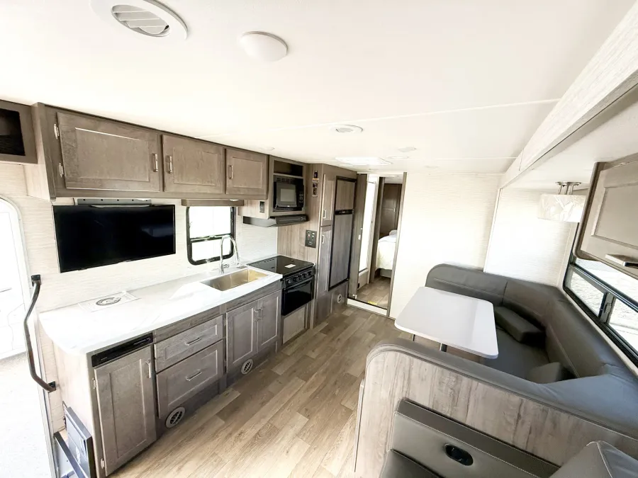 2025 Winnebago Minnie Winnie 31K | Photo 4 of 17