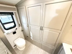 2025 Newmar Dutch Star 4369 | Thumbnail Photo 18 of 33