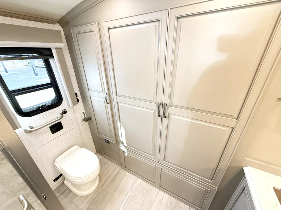 2025 Newmar Dutch Star 4369 | Photo 18 of 33