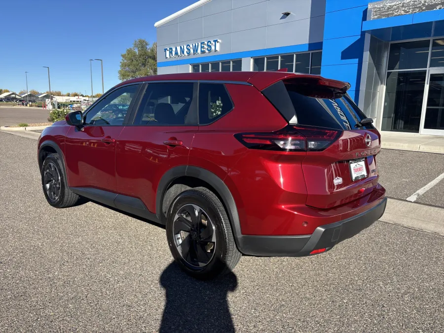 2024 Nissan Rogue SV | Photo 2 of 21