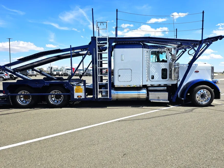 2023 Peterbilt 389 | Photo 4 of 34