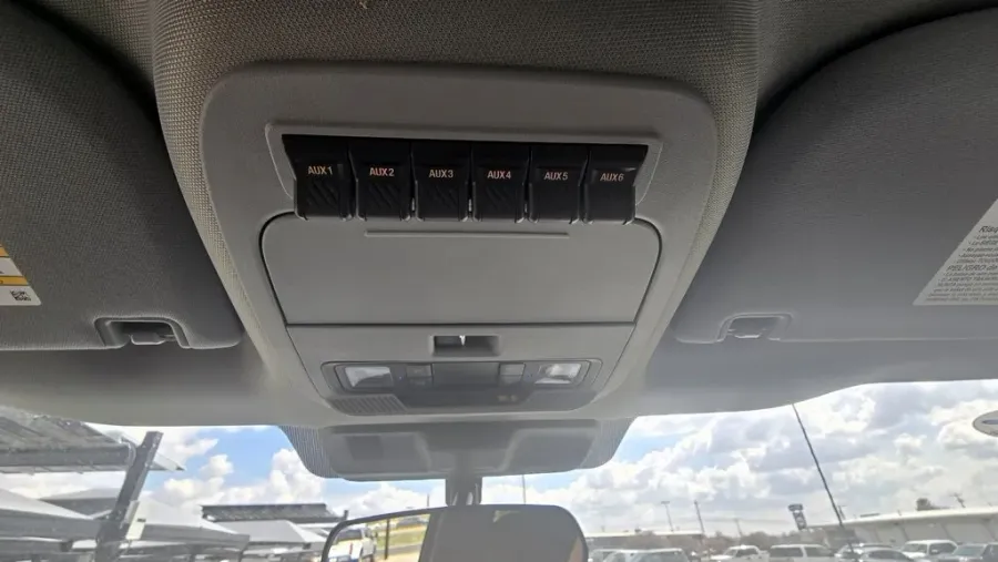 2025 Ford Super Duty F-350 | Photo 23 of 28