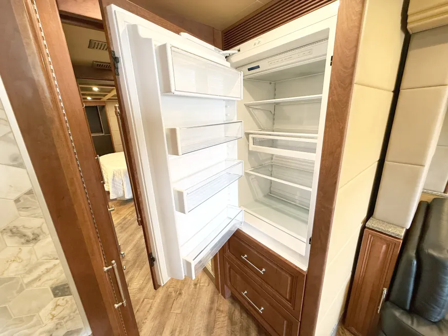 2017 Emerald Prevost X3-45 Double Slide | Photo 13 of 34