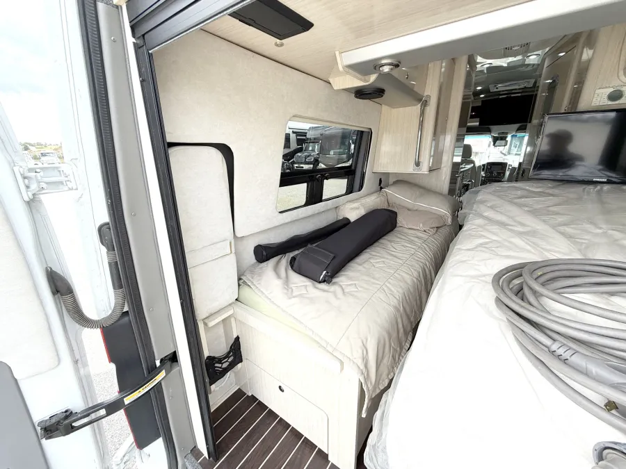 2016 Airstream Interstate EXT Lounge | Photo 16 of 20