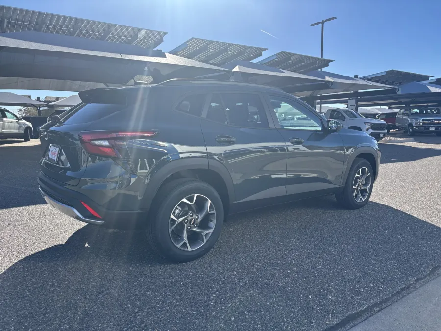 2026 Chevrolet Trax LT | Photo 4 of 21