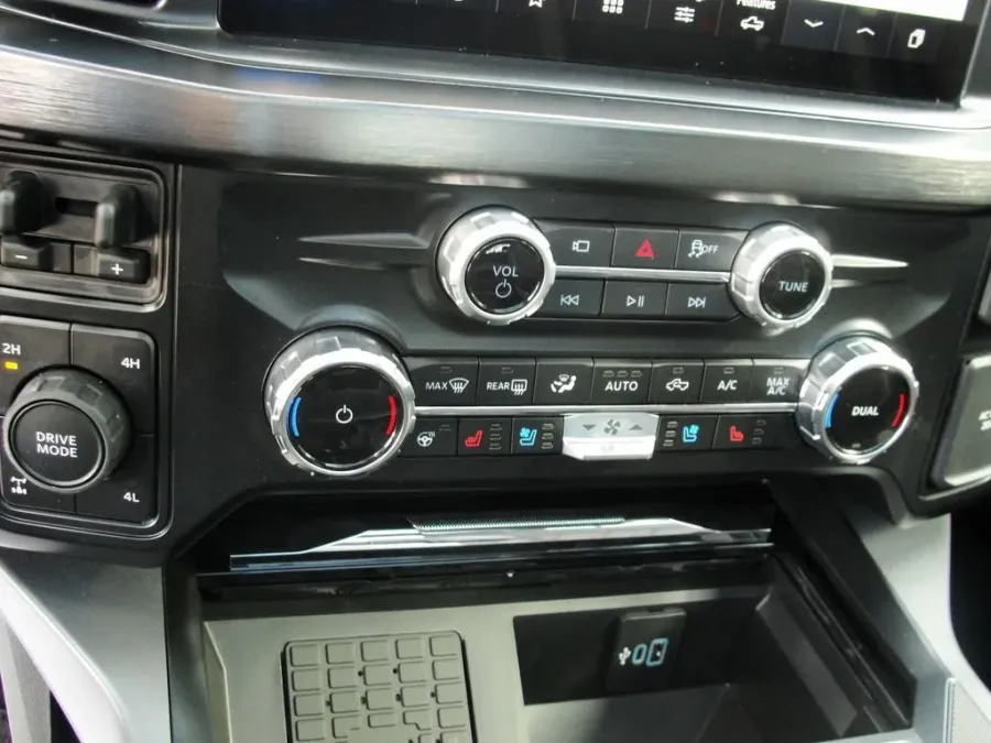 2026 Ford Super Duty F-250 Lariat | Photo 14 of 24