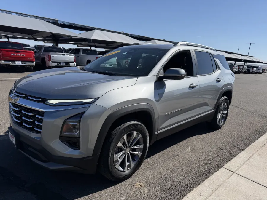 2025 Chevrolet Equinox AWD LT | Photo 3 of 20