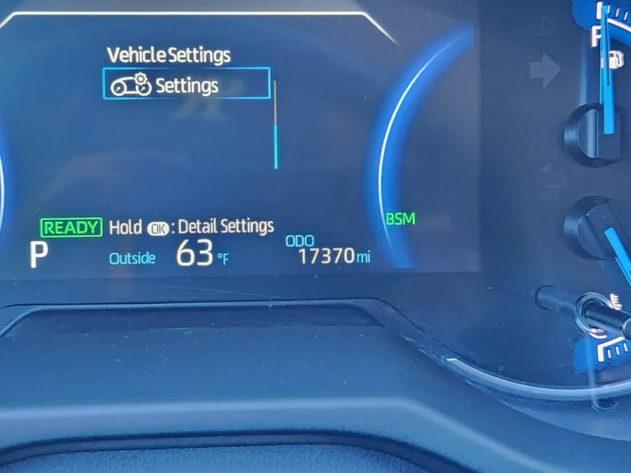 2025 Toyota RAV4 Hybrid XLE | Photo 23 of 30