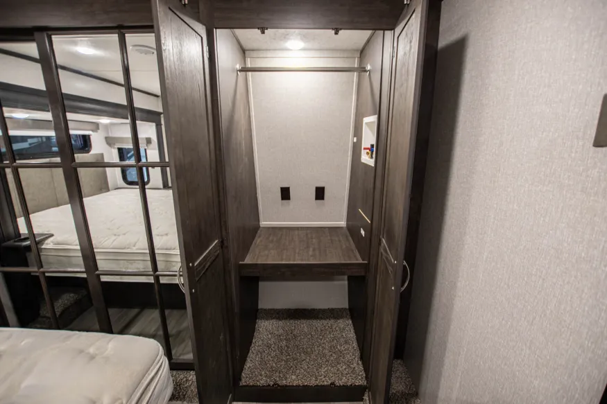 2022 Coachmen Brookstone 398MBL | Photo 26 of 27