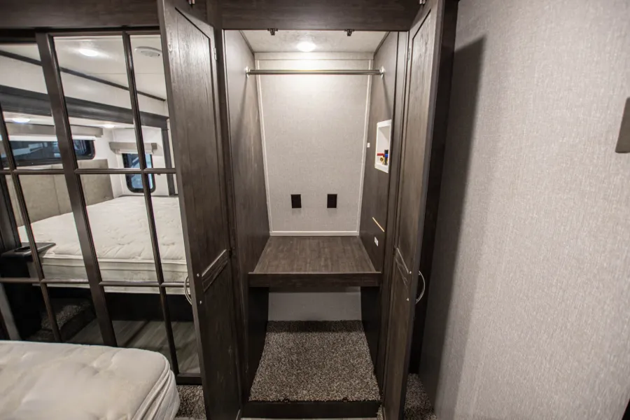 2022 Coachmen Brookstone 398MBL | Photo 26 of 27