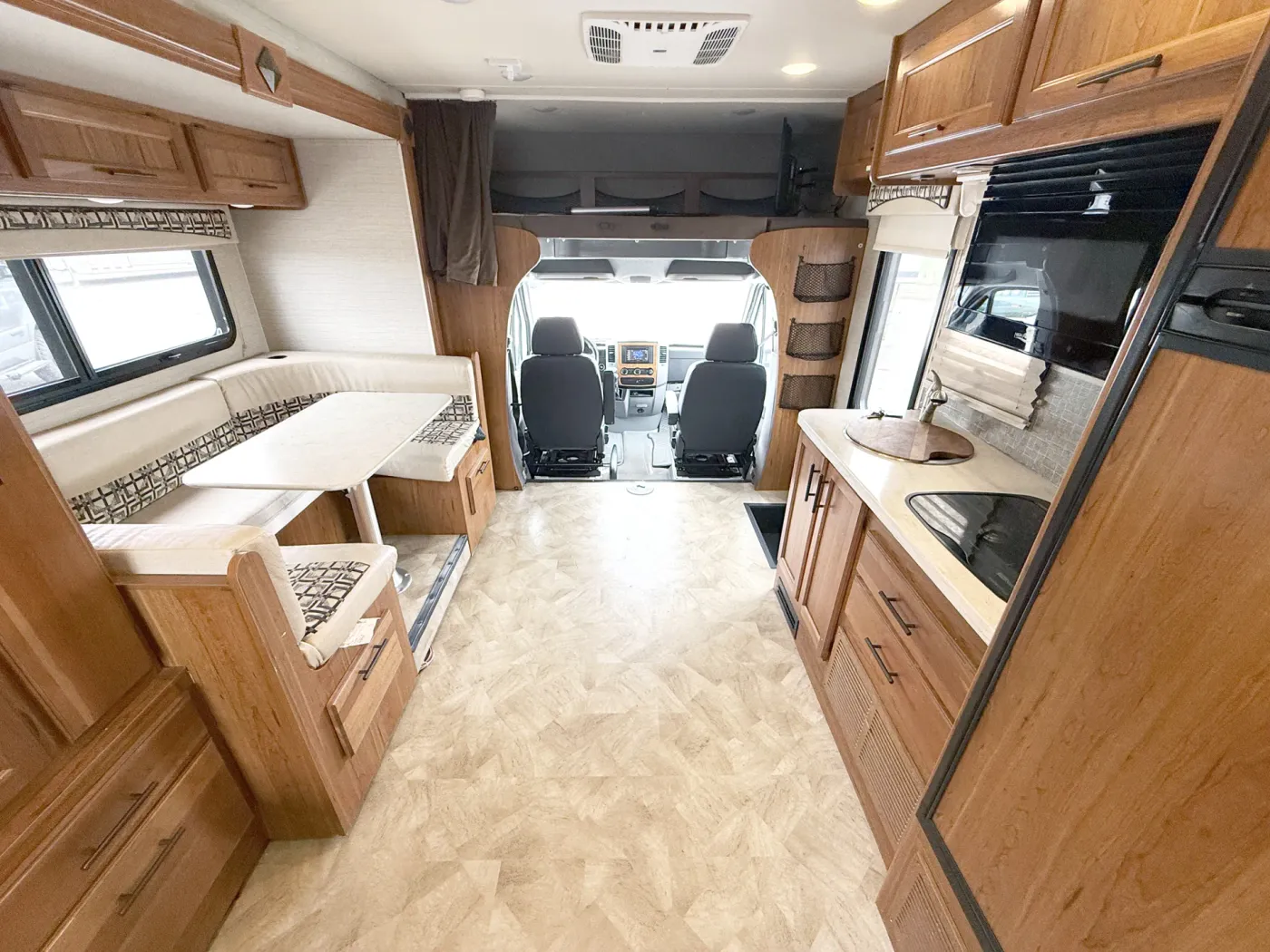 2017 Jayco Melbourne 24LP | Photo 4 of 21