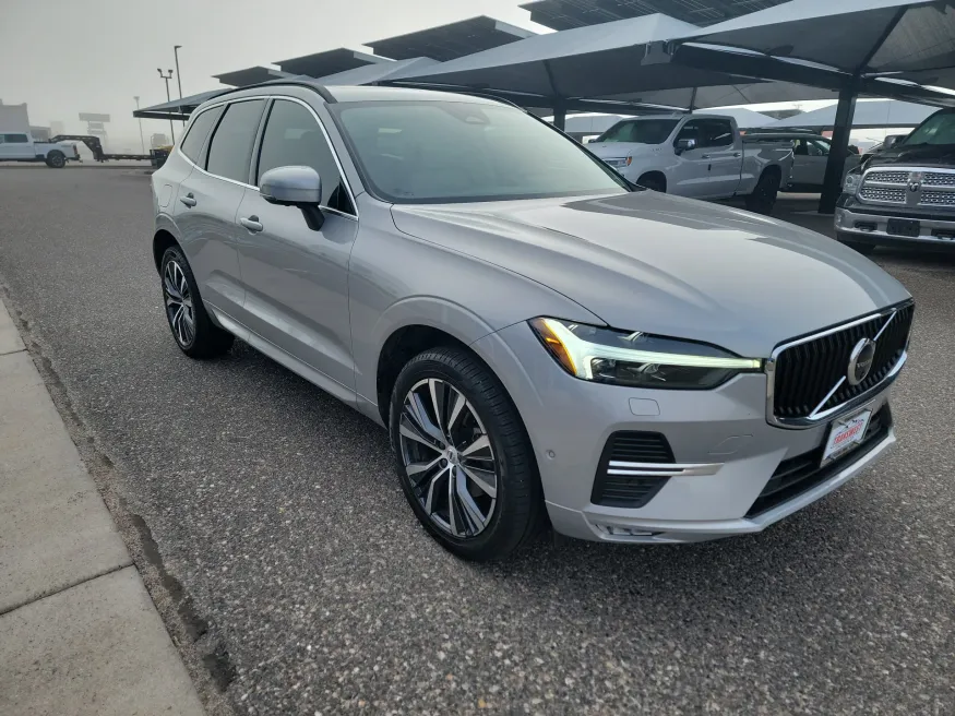 2022 Volvo XC60 Momentum | Photo 8 of 19