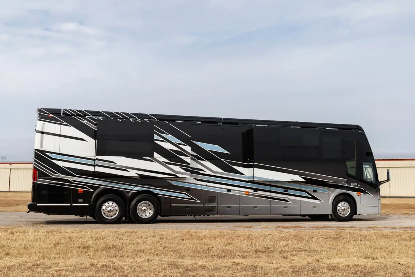 2026 Emerald Luxury Coaches Prevost H3-45 Quad Slide | Photo 2 of 34