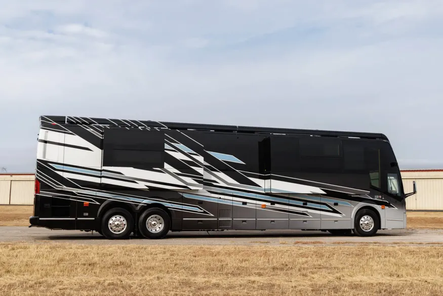 2026 Emerald Luxury Coaches Prevost H3-45 Quad Slide | Photo 2 of 34