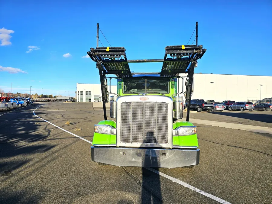 2022 Peterbilt 389 | Photo 2 of 40