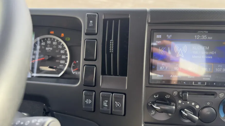 2024 Isuzu NRR | Photo 13 of 17